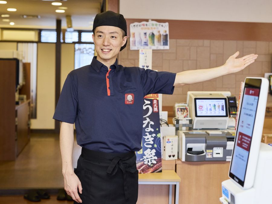 お客さまをお席へご案内するE.S.さん