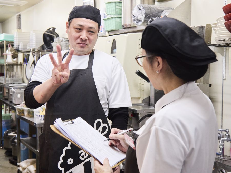 パートスタッフと話すT.M.さん