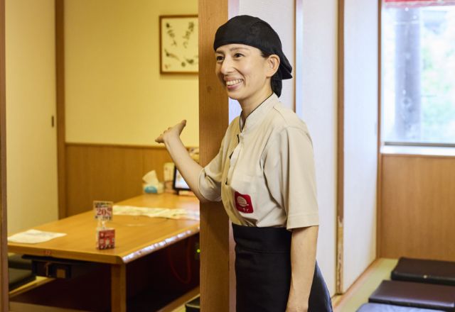 お席へご案内するスタッフ