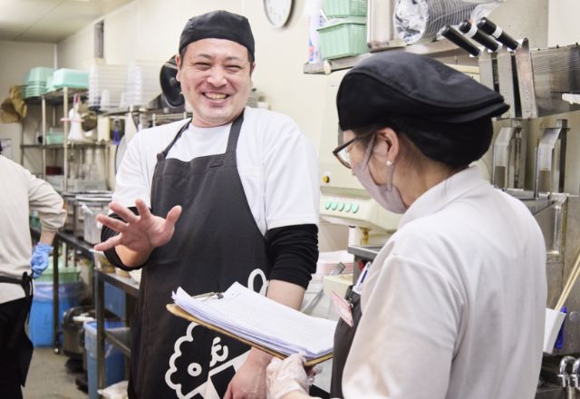 パートスタッフと話す店長