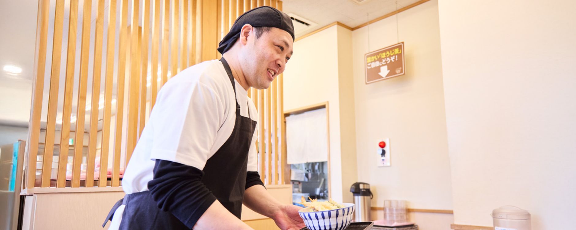 料理を配膳するさん天店長