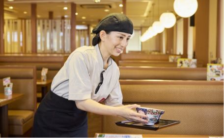 料理を提供するスタッフ