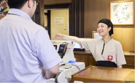 レジ対応をするスタッフ