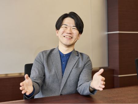 笑顔でお話しするI.T.さん