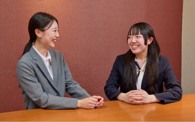 向かい合ってお話しするT.K.さんとY.S.さん